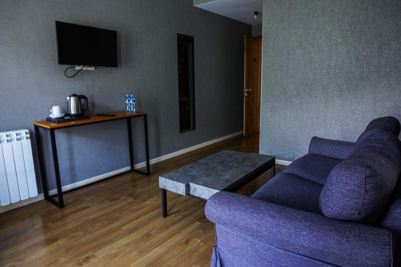 Hotel Stancia Kazbegi - City Center ภายนอก รูปภาพ