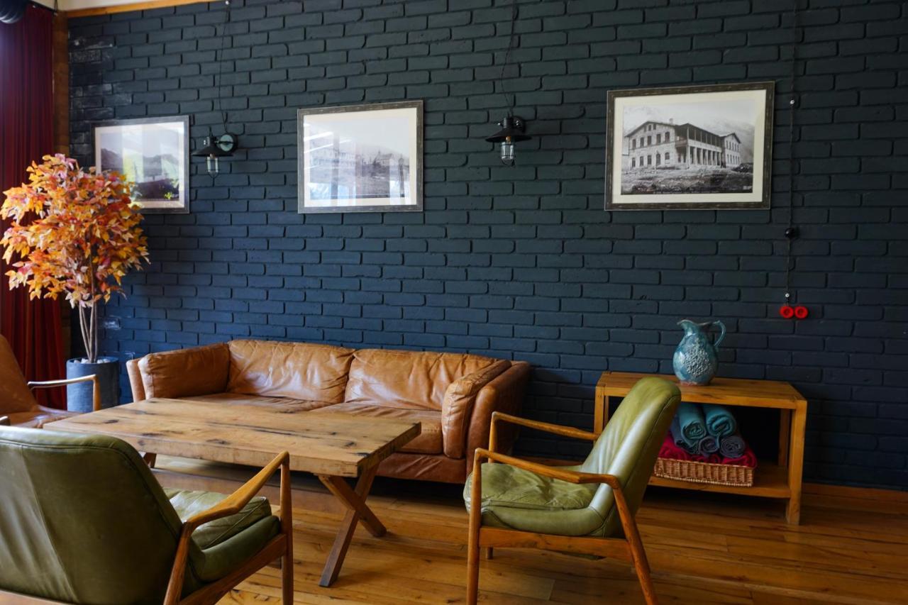 Hotel Stancia Kazbegi - City Center ภายนอก รูปภาพ