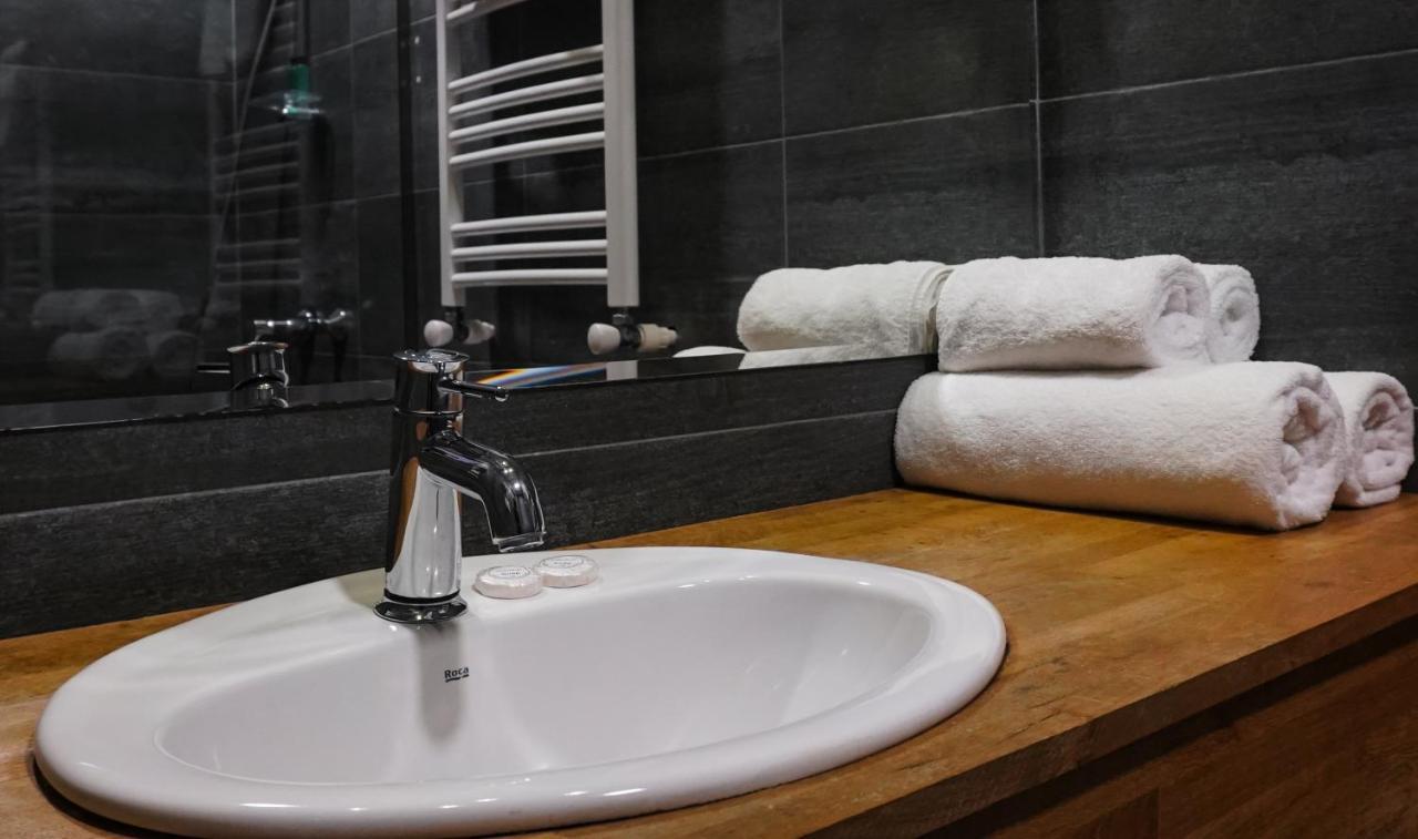 Hotel Stancia Kazbegi - City Center ภายนอก รูปภาพ