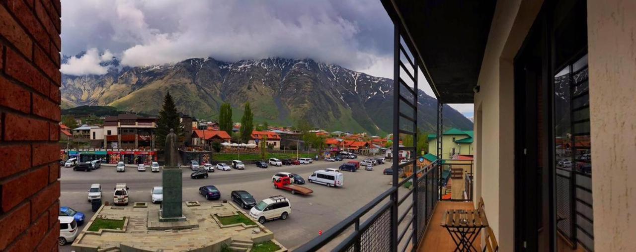 Hotel Stancia Kazbegi - City Center ภายนอก รูปภาพ