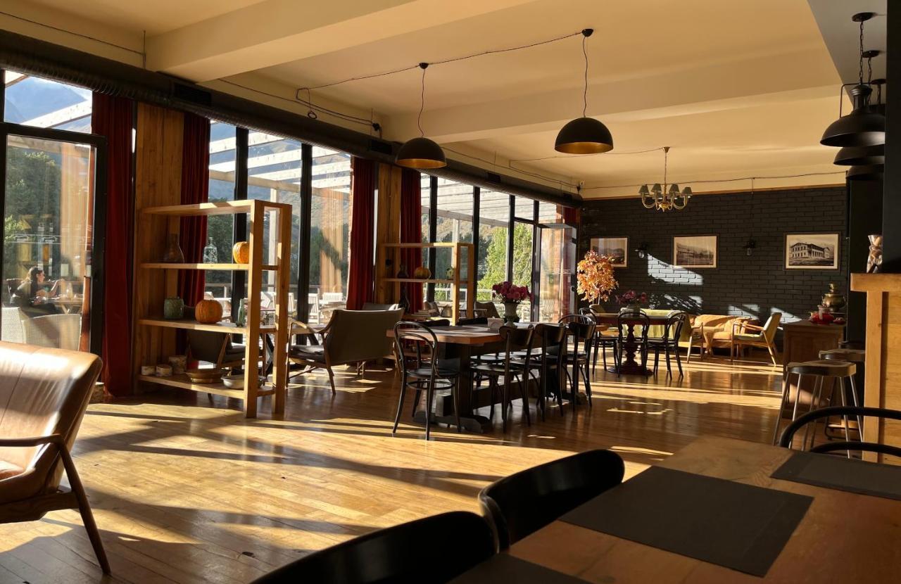 Hotel Stancia Kazbegi - City Center ภายนอก รูปภาพ