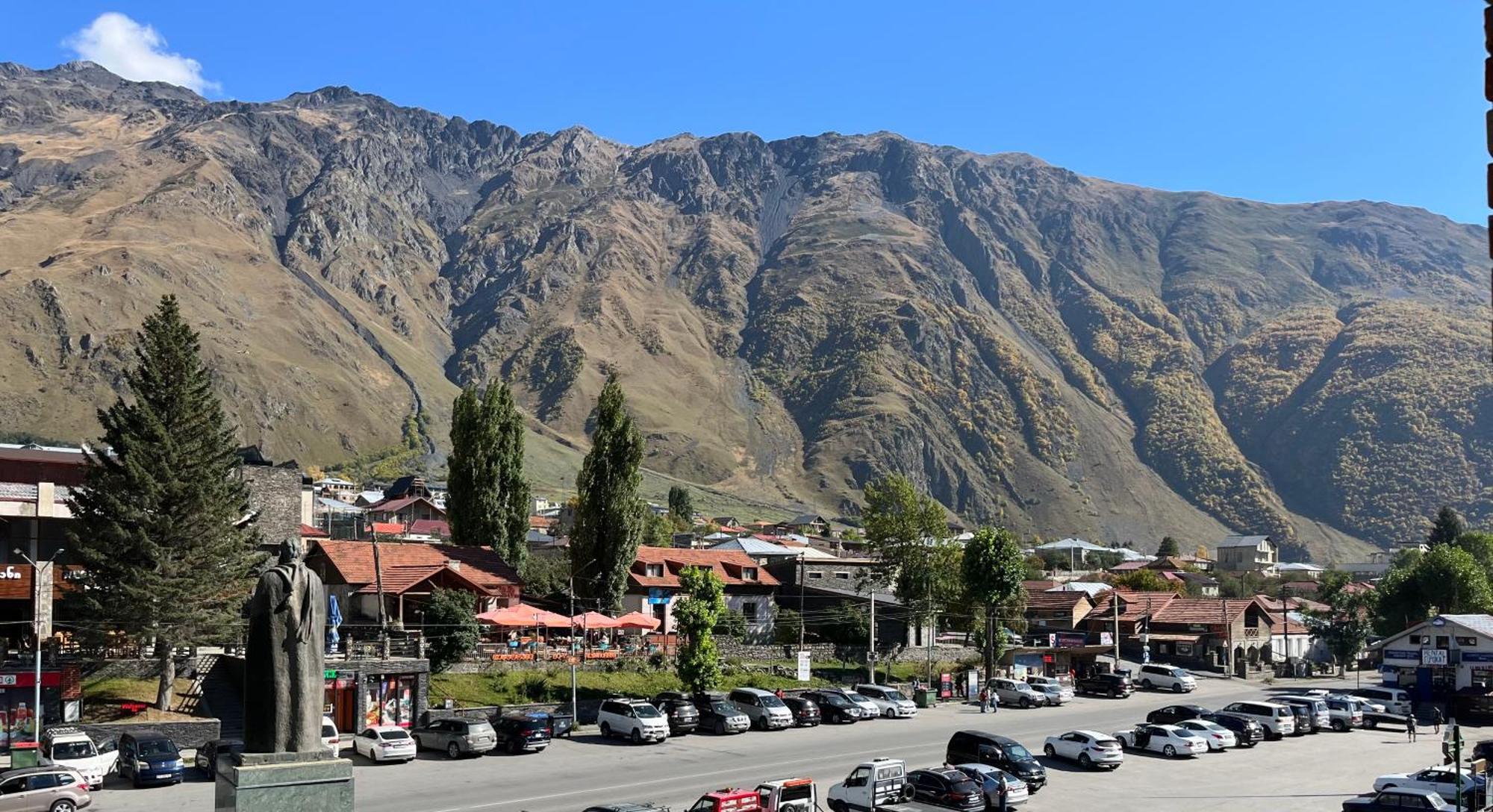 Hotel Stancia Kazbegi - City Center ภายนอก รูปภาพ