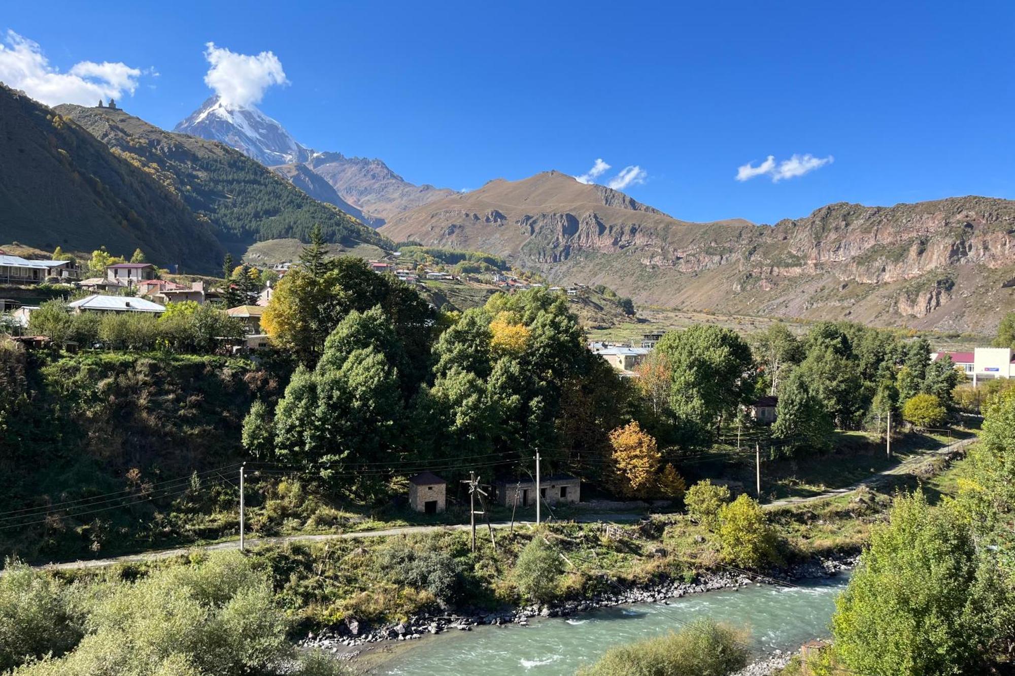 Hotel Stancia Kazbegi - City Center ภายนอก รูปภาพ