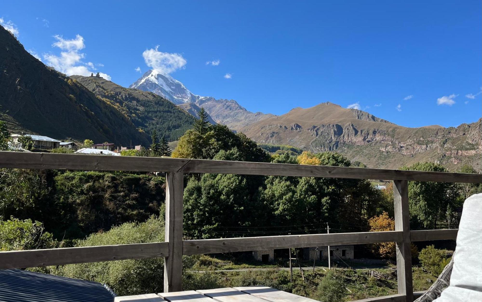 Hotel Stancia Kazbegi - City Center ภายนอก รูปภาพ