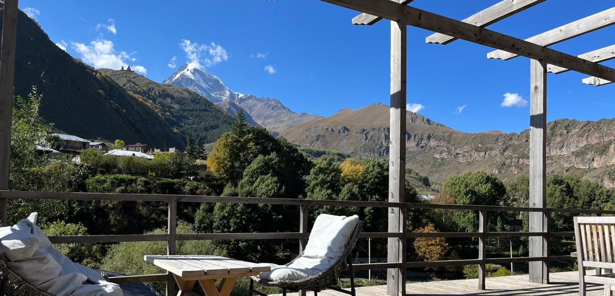 Hotel Stancia Kazbegi - City Center ภายนอก รูปภาพ