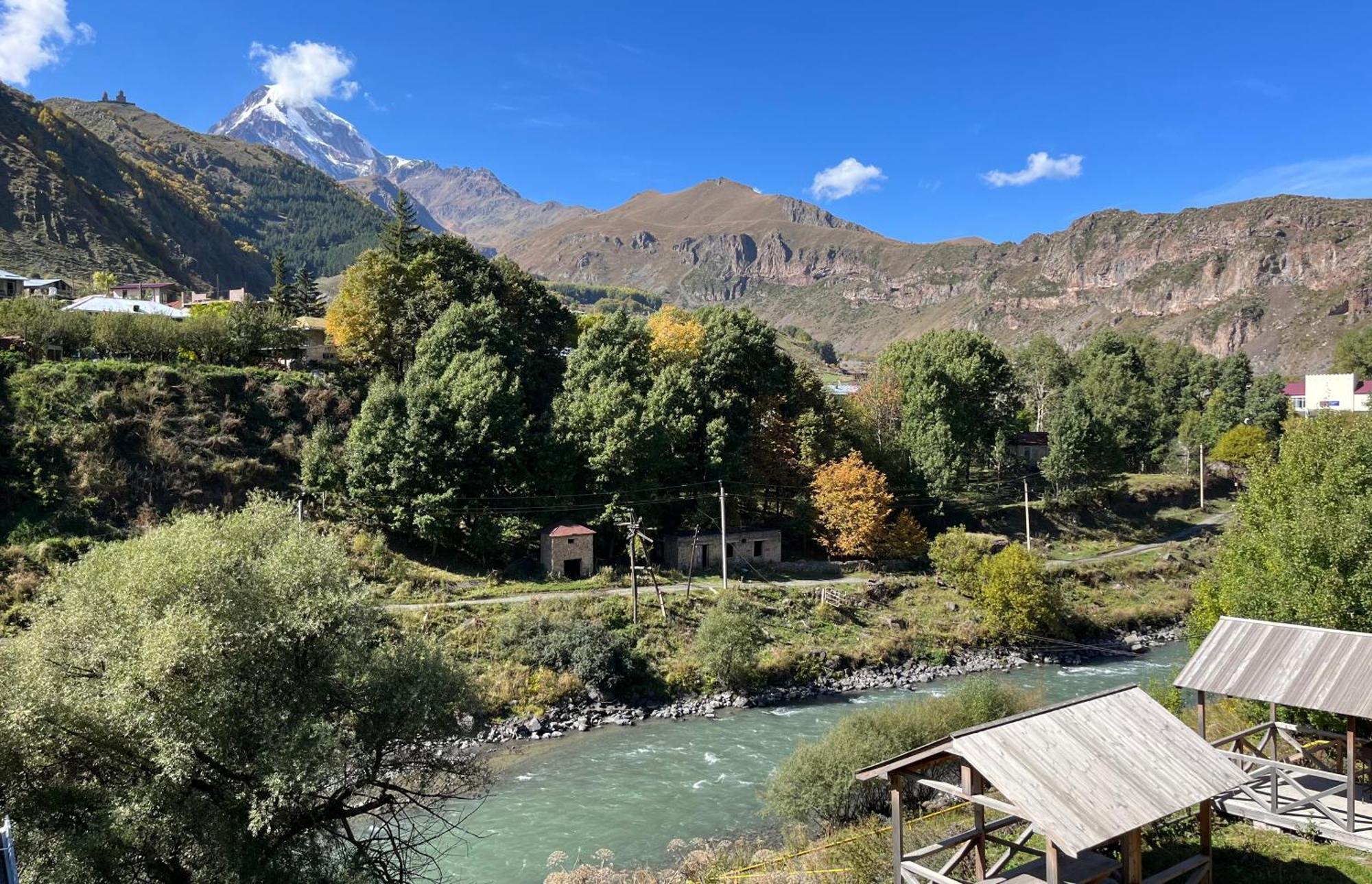 Hotel Stancia Kazbegi - City Center ภายนอก รูปภาพ