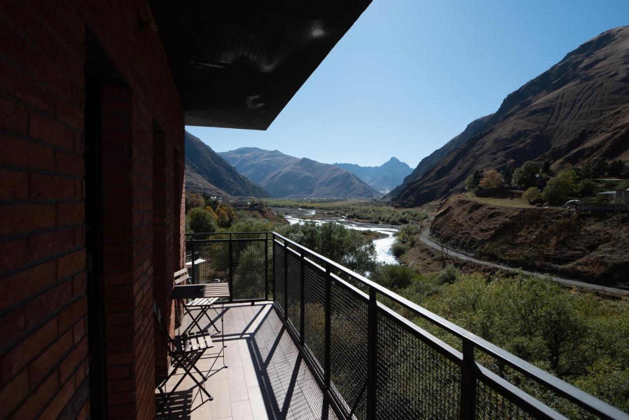 Hotel Stancia Kazbegi - City Center ภายนอก รูปภาพ
